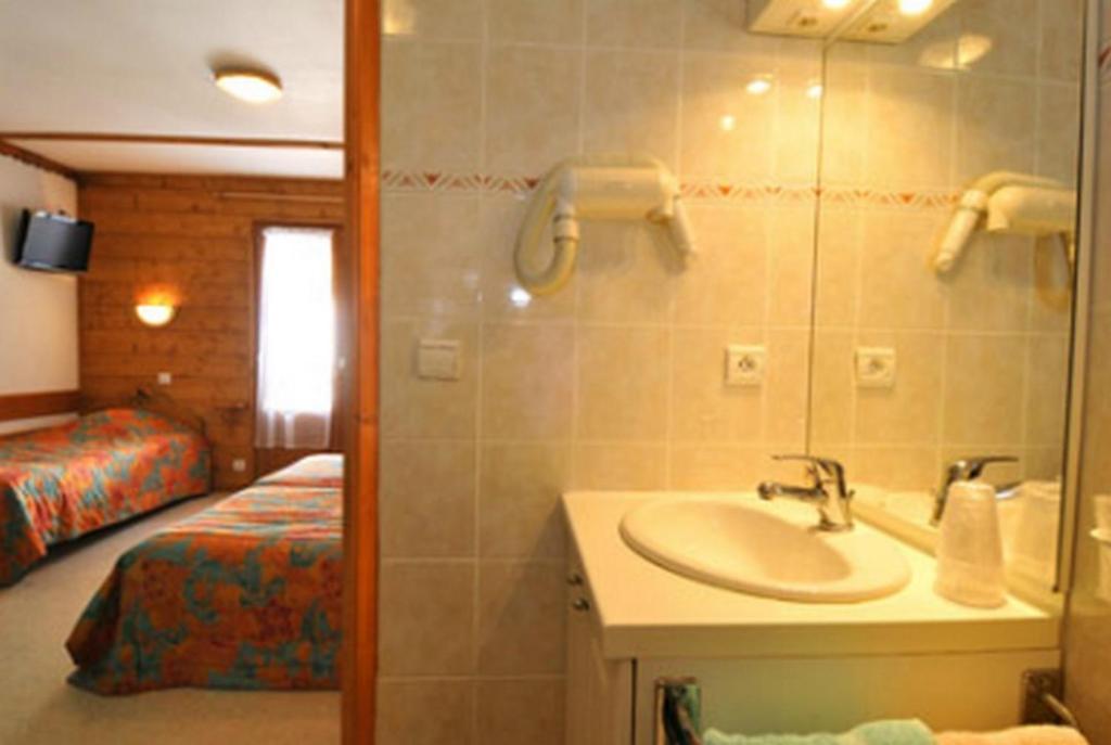 Le Choucas Hotel Chatel Room photo